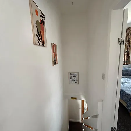 Hideout - Centre & Free Parking Apartment