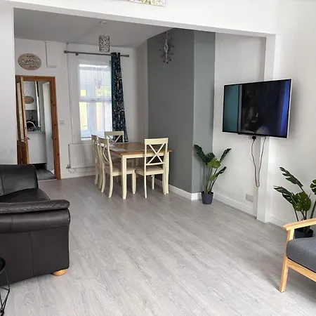 Hideout - Centre & Free Parking Apartment *